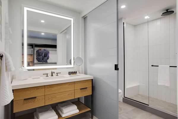  - Canopy by Hilton Hotel Waterfront Portland