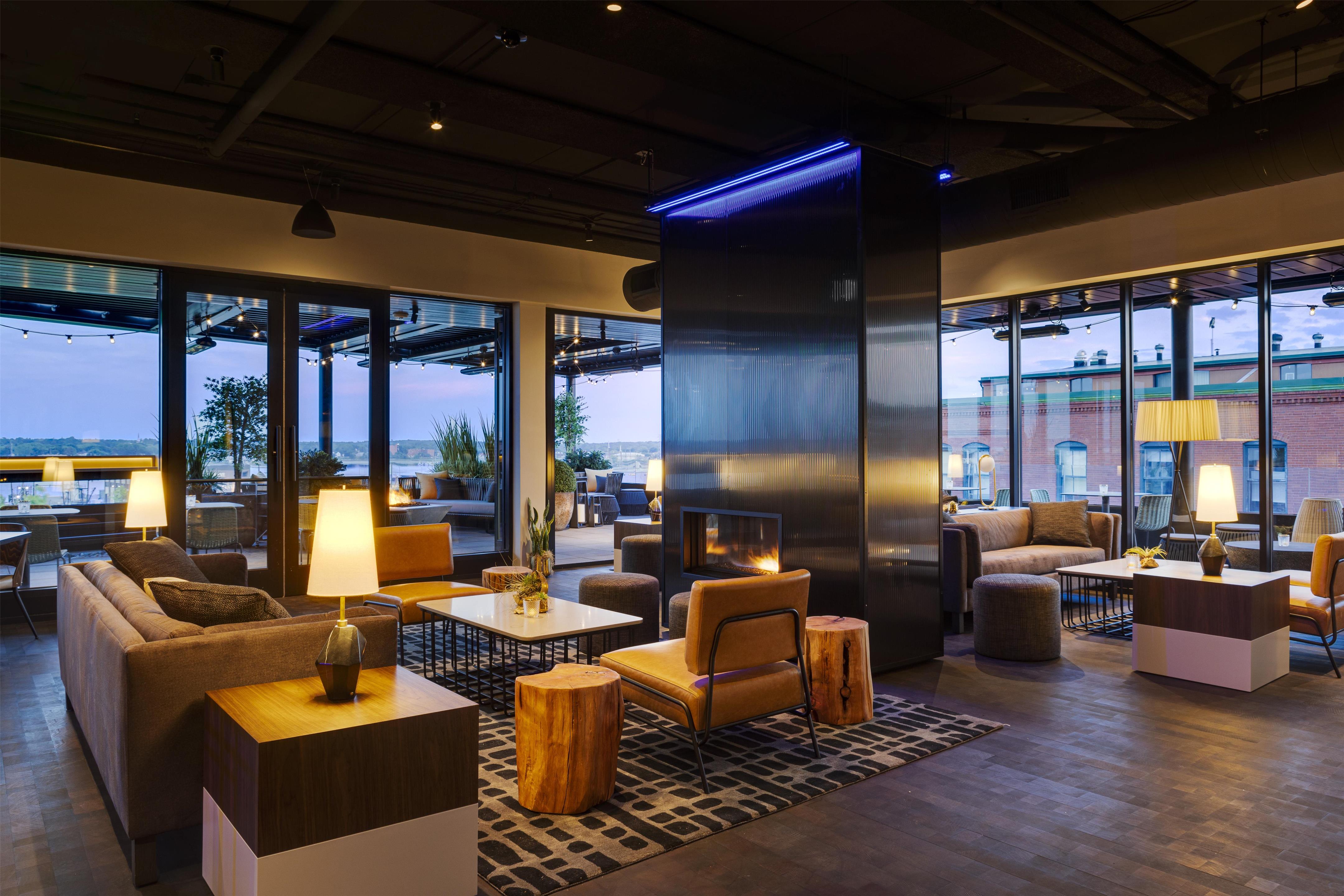 BarLounge | Canopy by Hilton Portland Waterfront