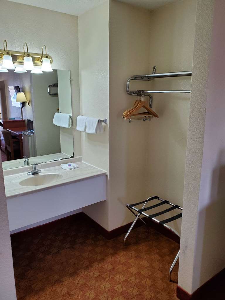 MOTEL 6 SHAMROCK TX-guestroom-Guest Room,Bathroom,On-Site.jpg