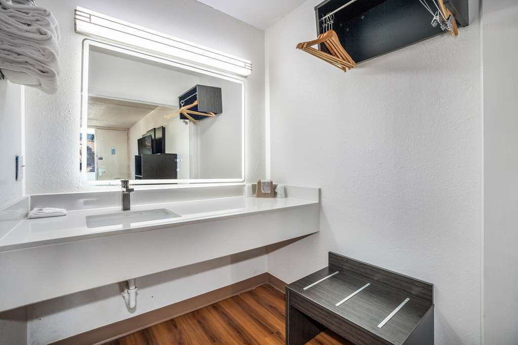 STUDIO 6 FLORENCE SC-guestroom-Guest Room,Bathroom,On-Site.jpg