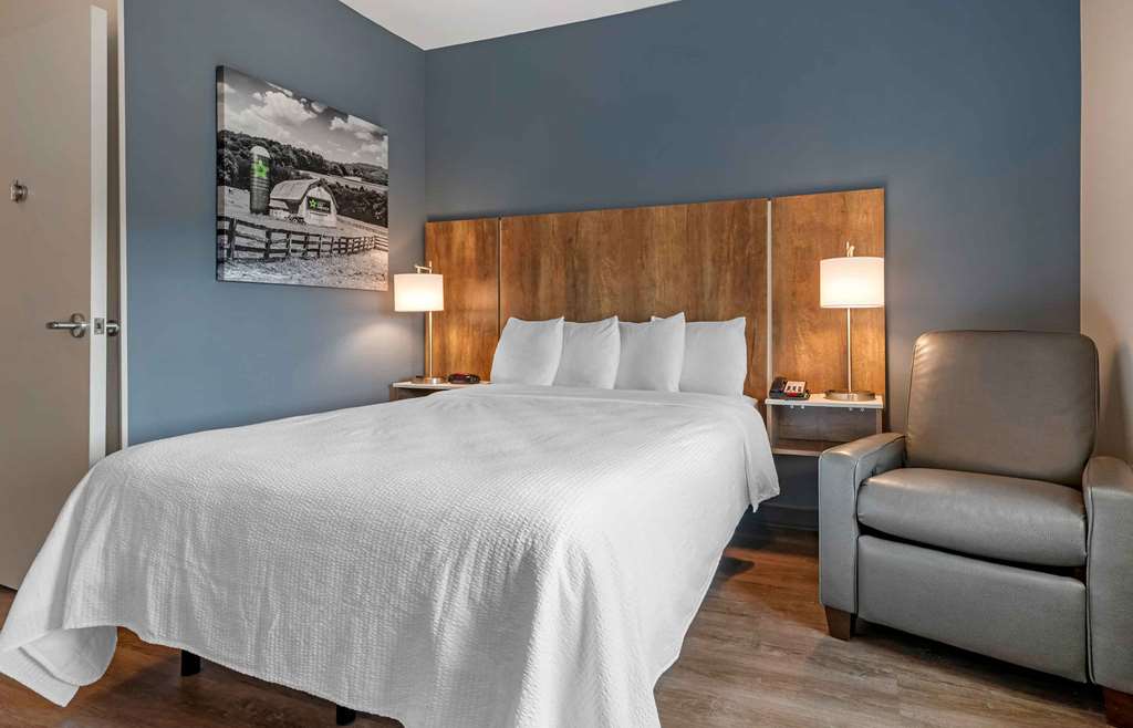 EXTENDED STAY AMERICA PREM STE-guestroom-Guest Room,On-Site.jpg