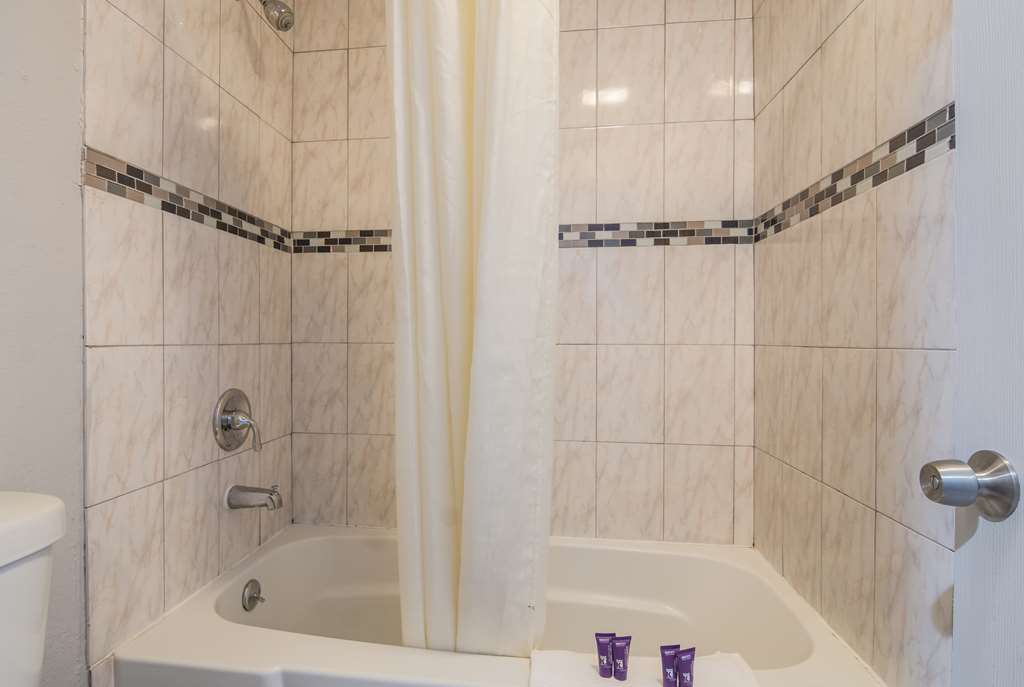KNIGHTS INN NORTH RICHLAND HIL-guestroom-Guest Room,Bathroom,On-Site.jpg