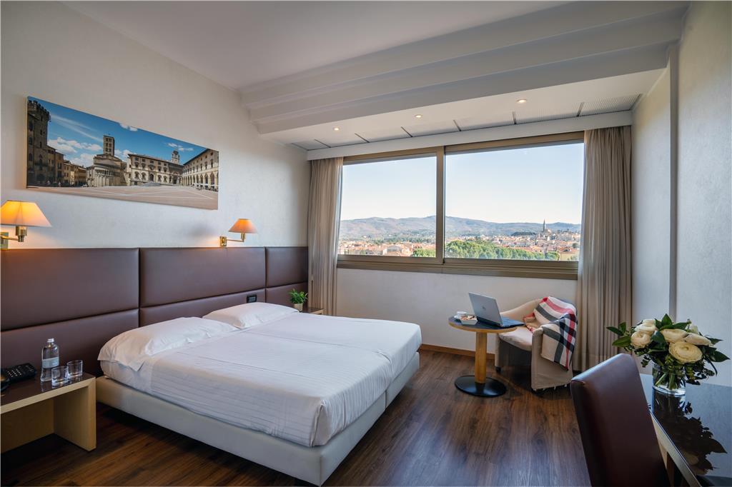 HOTEL MINERVA-guestroom-Guest Room,Bed,Bedding,Guest Room Amenity,Minibar,TV and multimedia,On-Site,Furnishings,Telephone,Wardrobe.jpg