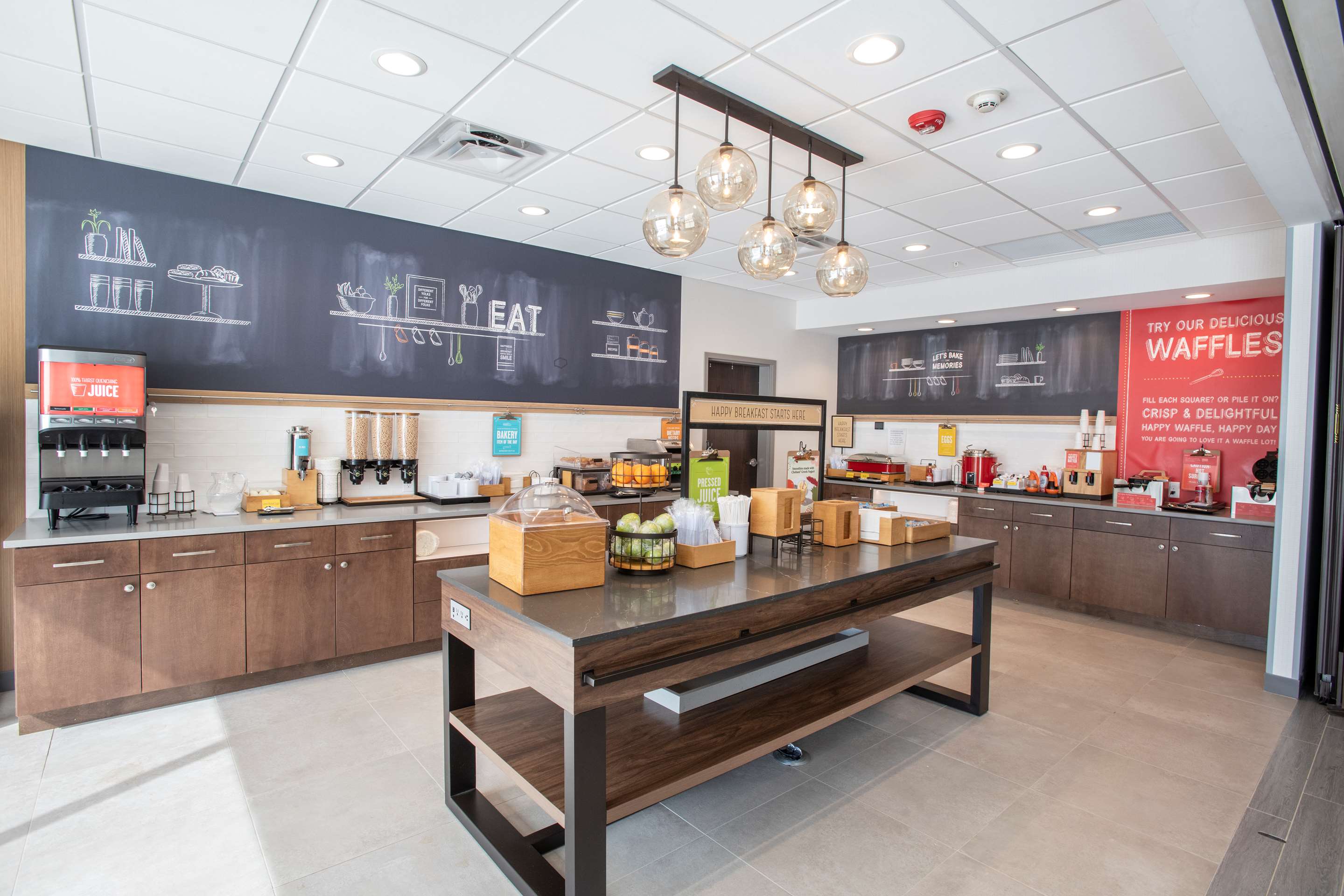 Breakfast Area | Hampton Inn by Hilton Richwood Cincinnati South