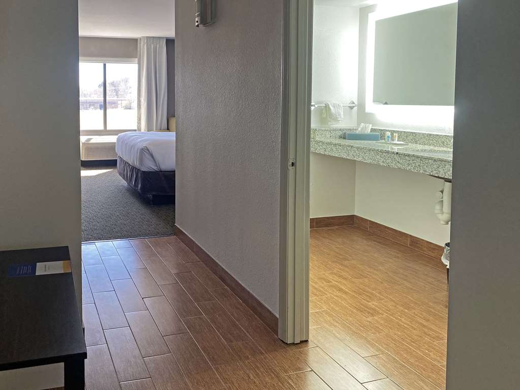 COMFORT INN CONOVER-HICKORY-guestroom-Guest Room,On-Site.jpg