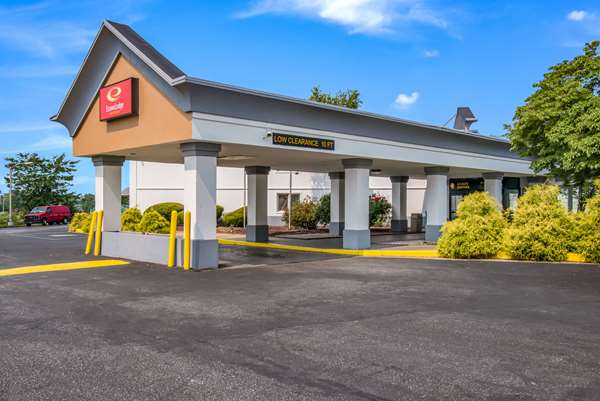 Exterior view - Econo Lodge Inn & Suites Chambersburg - I-81, Exit 14