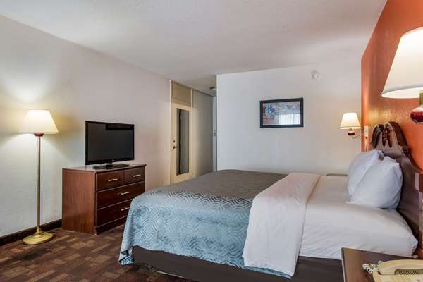  - Econo Lodge Inn & Suites Chambersburg - I-81, Exit 14