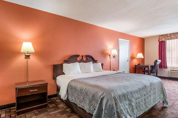  - Econo Lodge Inn & Suites Chambersburg - I-81, Exit 14