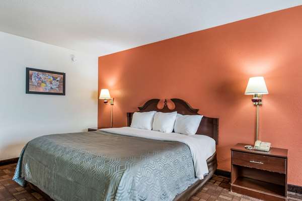  - Econo Lodge Inn & Suites Chambersburg - I-81, Exit 14