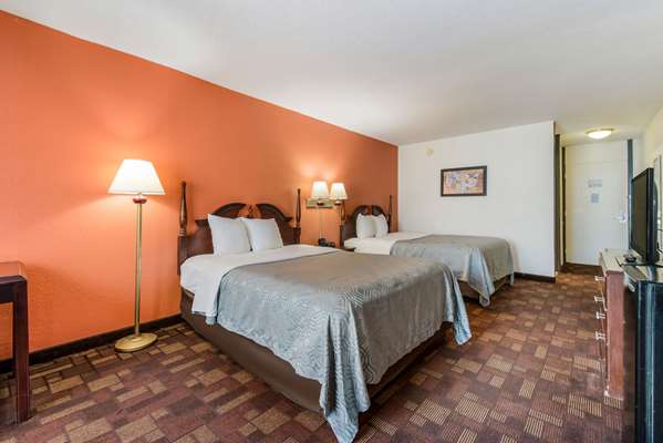  - Econo Lodge Inn & Suites Chambersburg - I-81, Exit 14