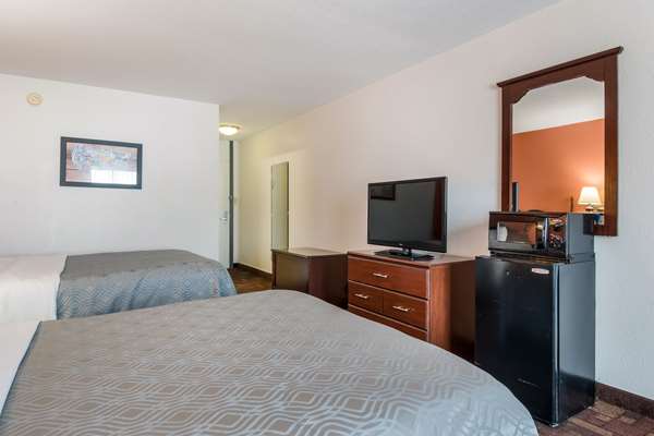  - Econo Lodge Inn & Suites Chambersburg - I-81, Exit 14