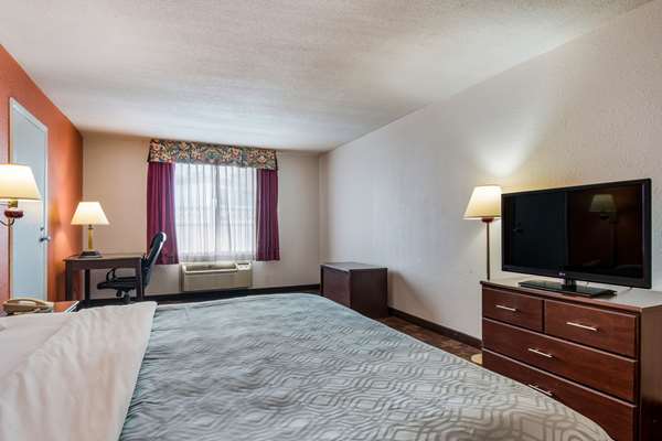 - Econo Lodge Inn & Suites Chambersburg - I-81, Exit 14