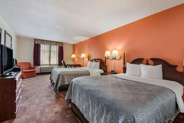  - Econo Lodge Inn & Suites Chambersburg - I-81, Exit 14