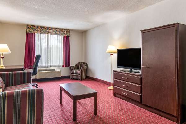 Suite - Econo Lodge Inn & Suites Chambersburg - I-81, Exit 14