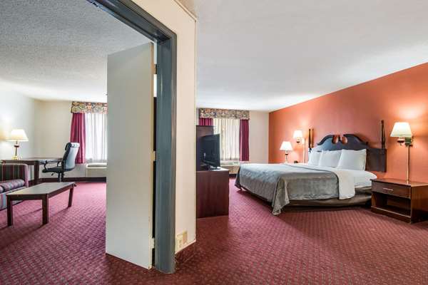 Suite - Econo Lodge Inn & Suites Chambersburg - I-81, Exit 14