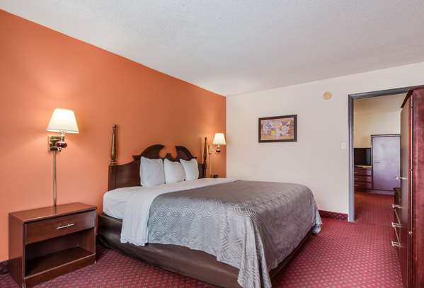 Suite - Econo Lodge Inn & Suites Chambersburg - I-81, Exit 14