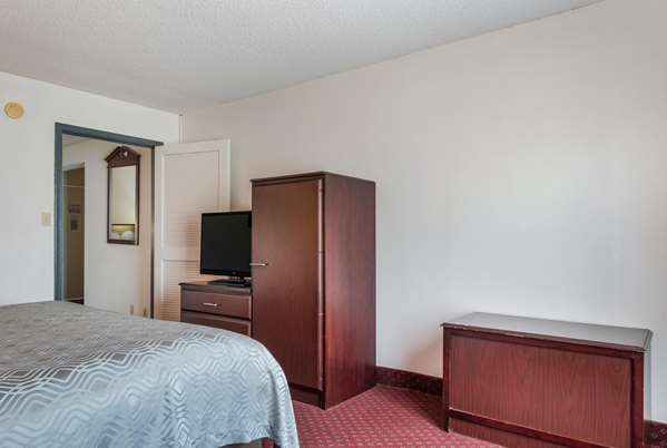 Suite - Econo Lodge Inn & Suites Chambersburg - I-81, Exit 14