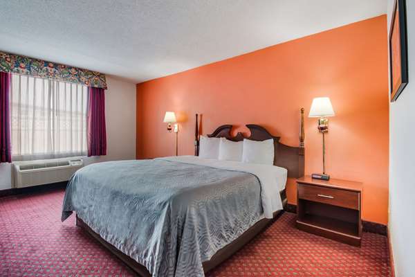 Suite - Econo Lodge Inn & Suites Chambersburg - I-81, Exit 14