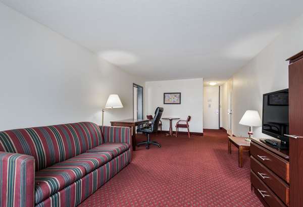 Suite - Econo Lodge Inn & Suites Chambersburg - I-81, Exit 14