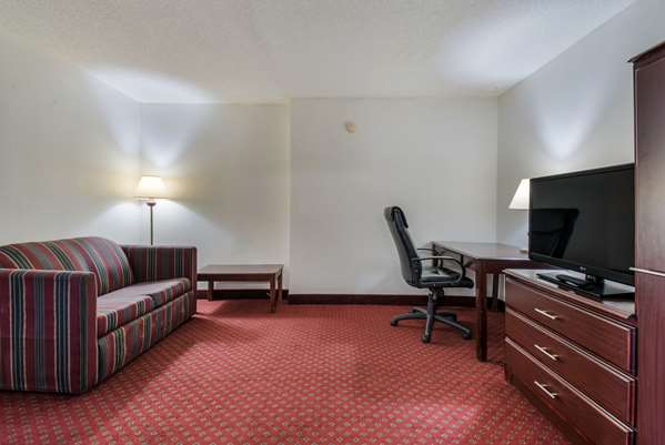 Suite - Econo Lodge Inn & Suites Chambersburg - I-81, Exit 14