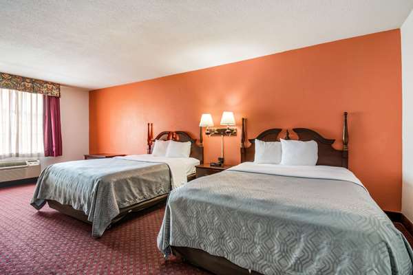 Suite - Econo Lodge Inn & Suites Chambersburg - I-81, Exit 14