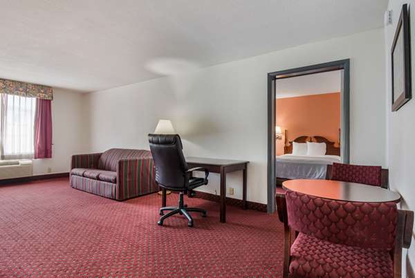Suite - Econo Lodge Inn & Suites Chambersburg - I-81, Exit 14