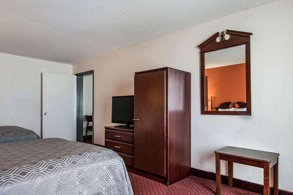 Suite - Econo Lodge Inn & Suites Chambersburg - I-81, Exit 14