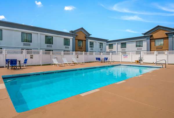 Pool - Econo Lodge Inn & Suites Chambersburg - I-81, Exit 14