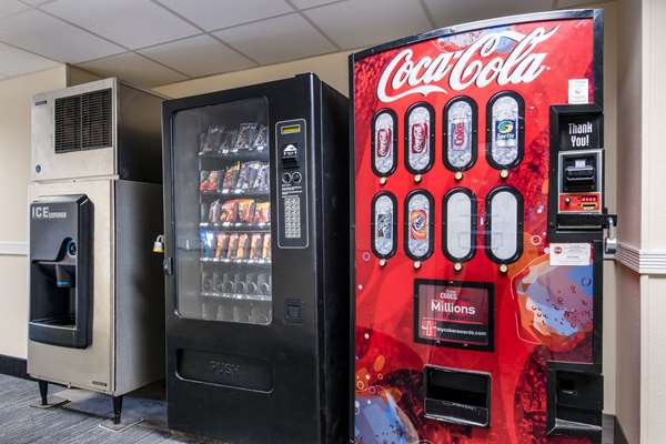  - Econo Lodge Inn & Suites Chambersburg - I-81, Exit 14