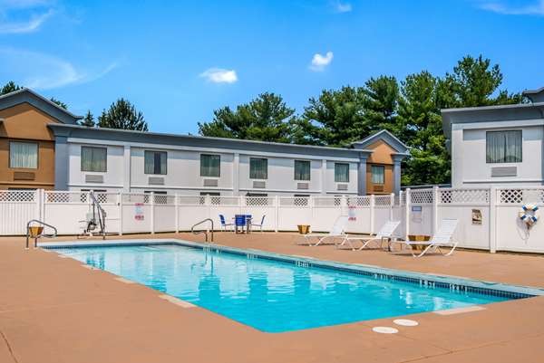 Pool - Econo Lodge Inn & Suites Chambersburg - I-81, Exit 14