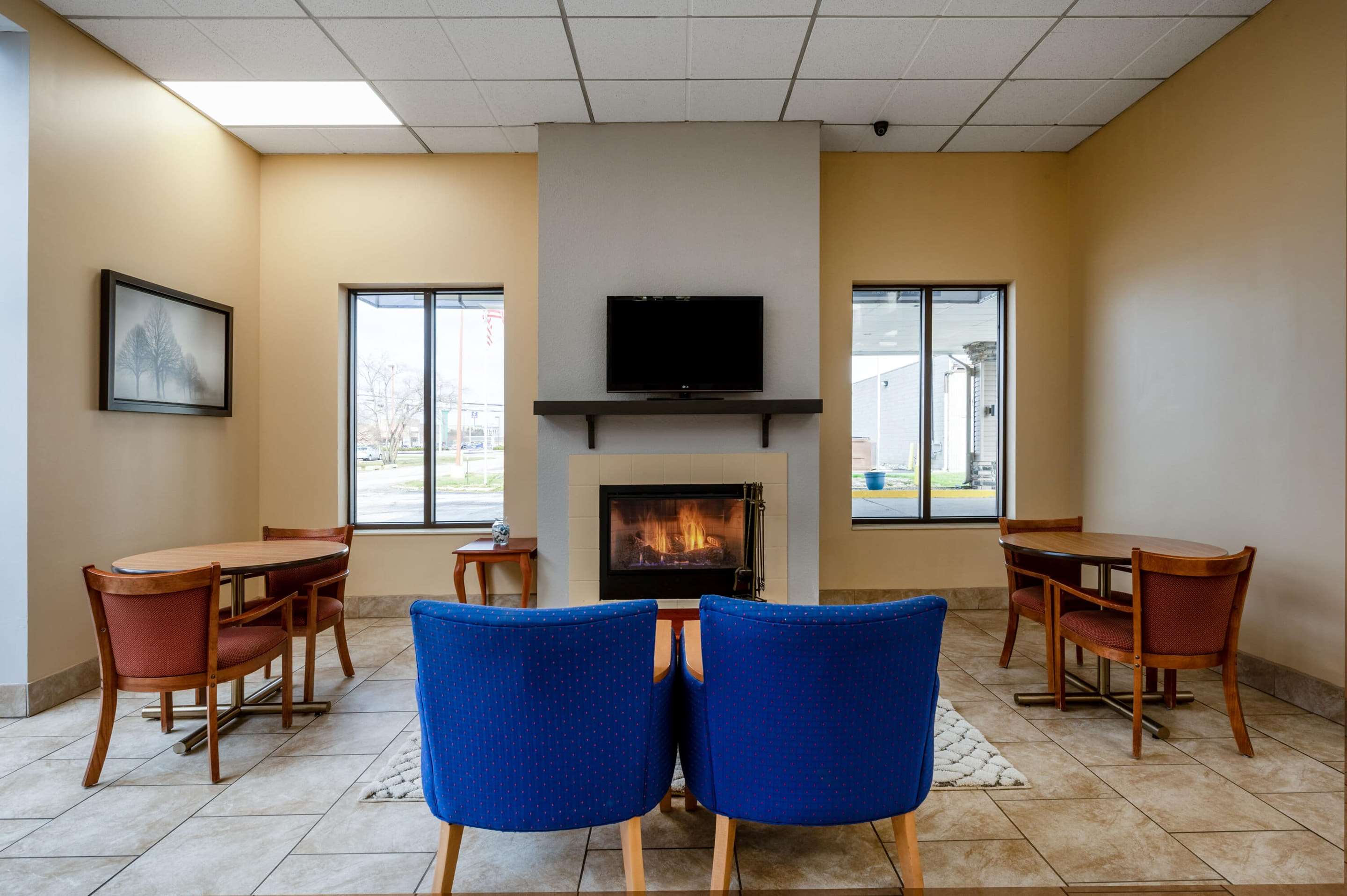Lobby | Days Inn by Wyndham Perrysburg/Toledo