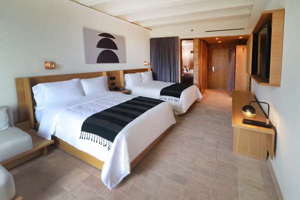 2 QUEEN BEDS