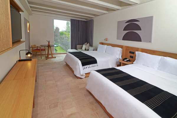 2 QUEEN BEDS