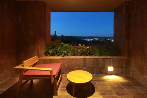 1 KING BED WITH BALCONY AND CITY VIEW