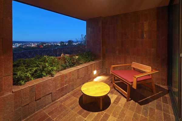 2 QUEEN BEDS WITH BALCONY AND CITY VIEW