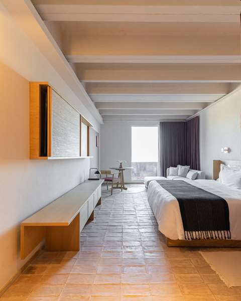 1 KING BED