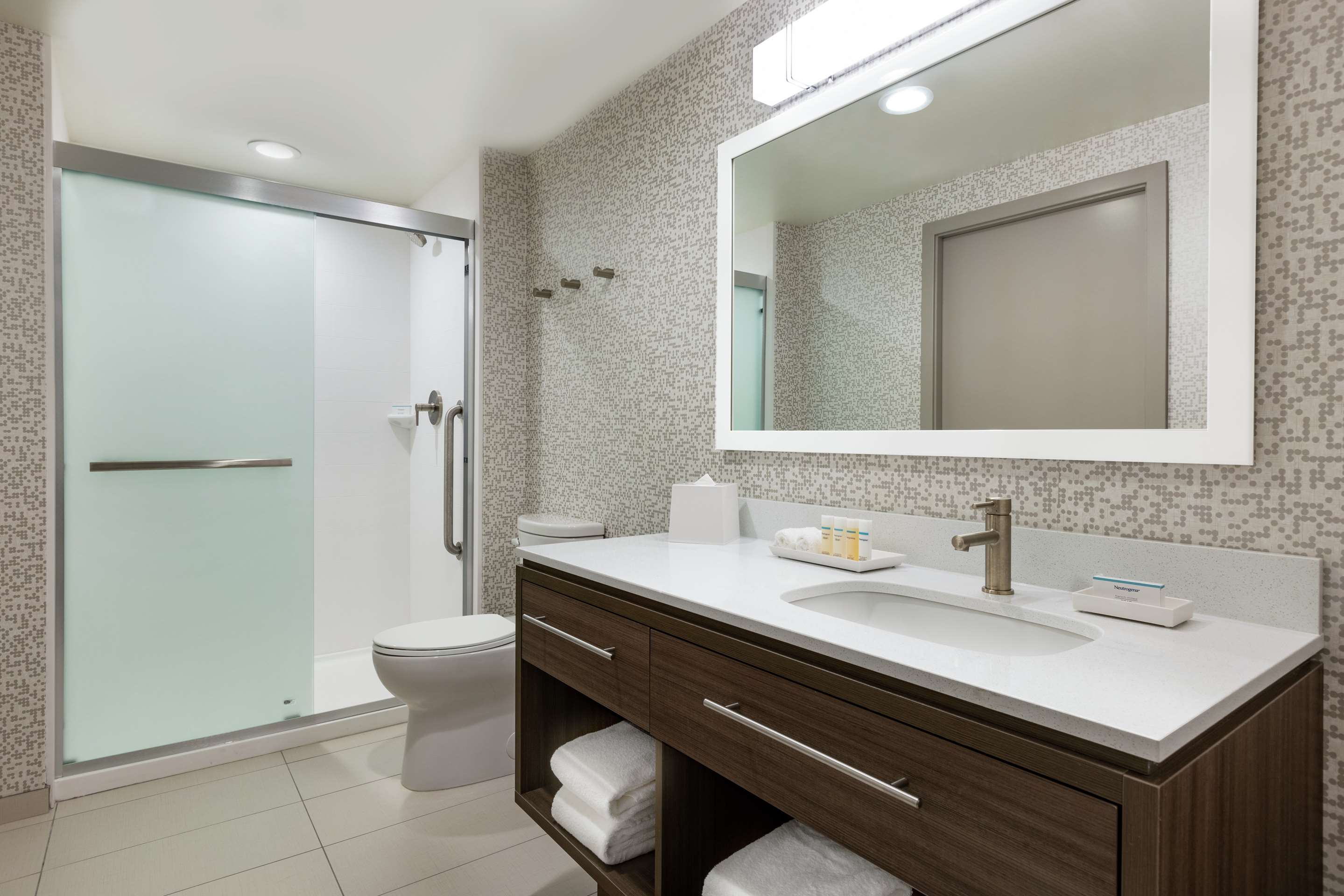 Guest room bath