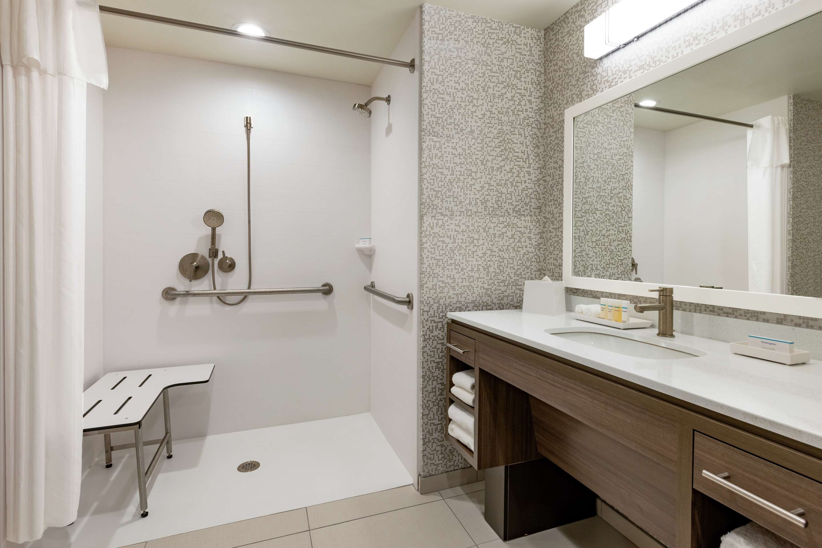 Guest room bath