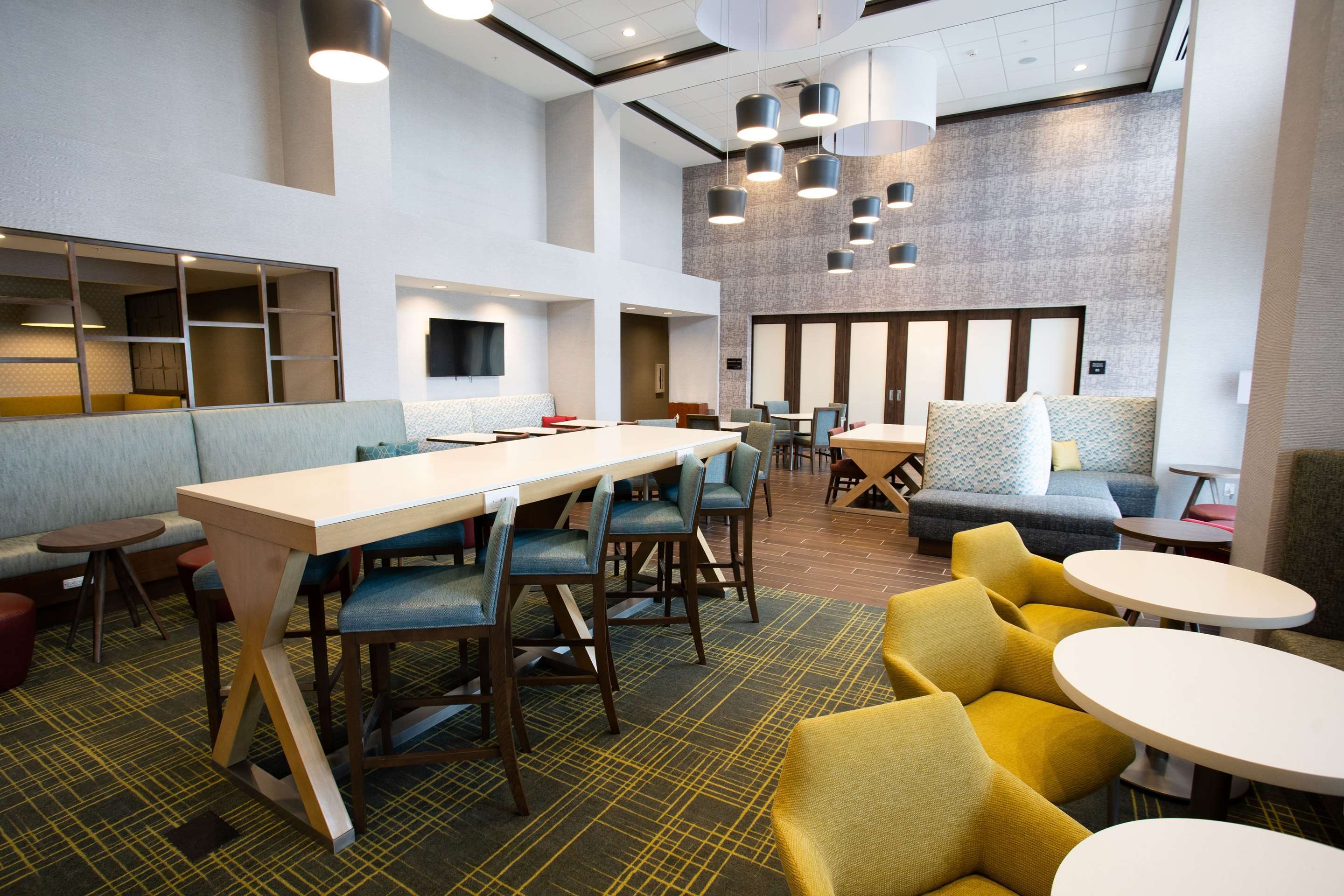 Breakfast Area | Hampton Inn & Suites St. Clairsville