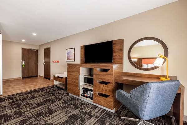  - Hampton Inn & Suites Benton Harbor - I-94, Exit 29