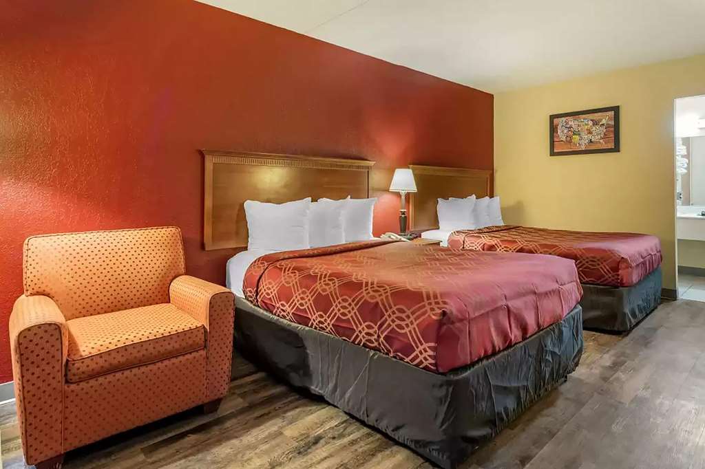 SUPER 8 BY WYNDHAM PERRYSBURG-guestroom-Guest Room,On-Site.jpg