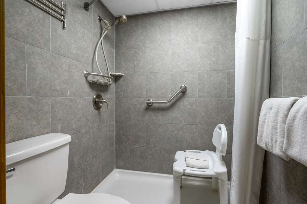 SUPER 8 BY WYNDHAM PERRYSBURG-guestroom-Guest Room,Bathroom,Shower,Accessibility,On-Site.jpg