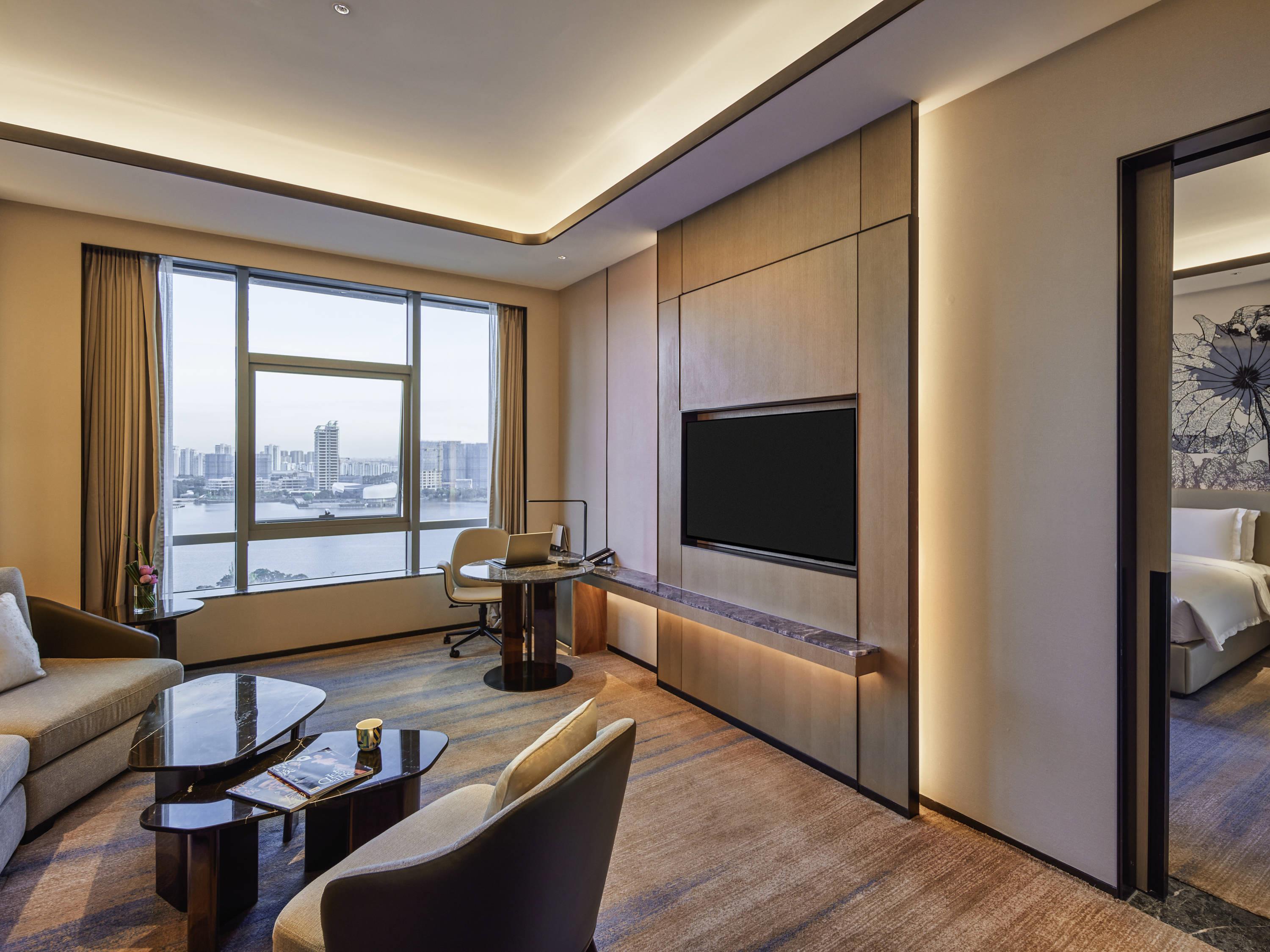 Pullman Suzhou Taicang Room Type - DELUXE SUITE, Lounge Access, One King-size Bed, Lake or City Views