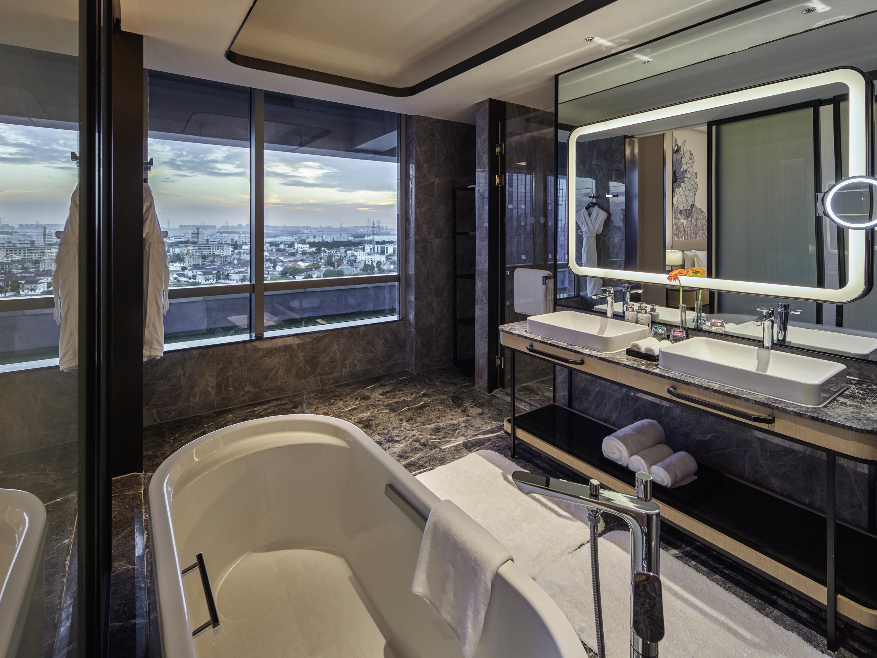 Pullman Suzhou Taicang Room Type - DELUXE SUITE, Lounge Access, One King-size Bed, Lake or City Views