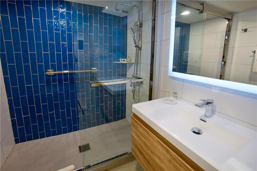 DIVI ARUBA PHOENIX BEACH RESORT-guestroom-Guest Room,Suite,On-Site.jpg