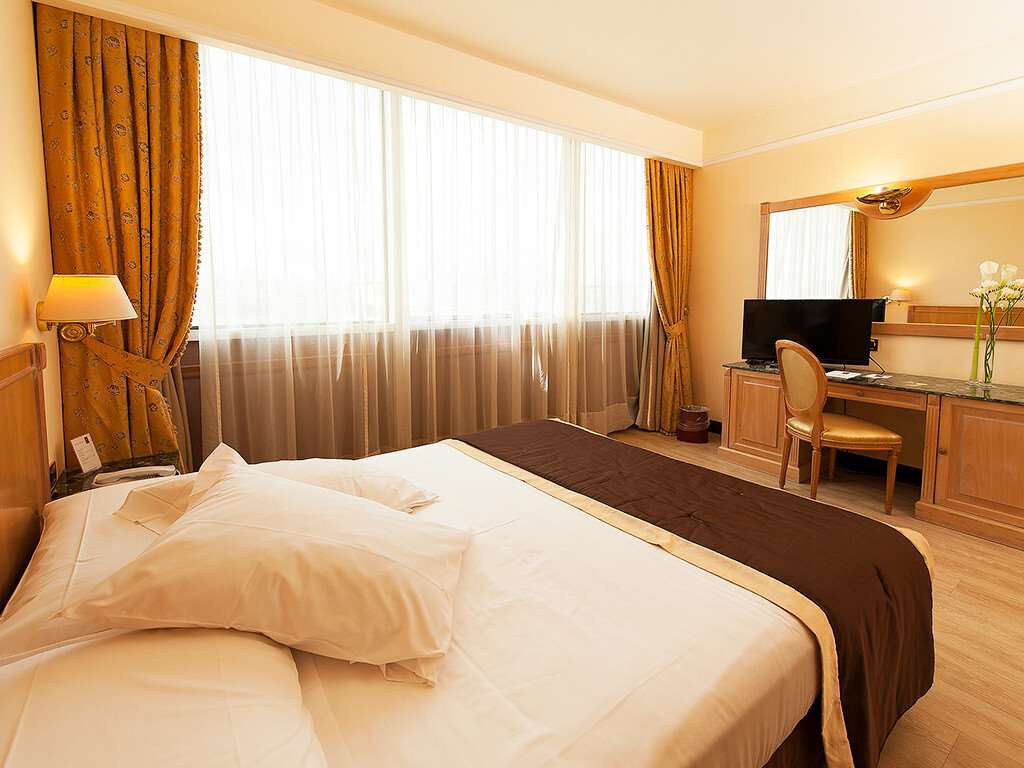 SHG HOTEL DE LA VILLE-guestroom-Guest Room,On-Site.jpg