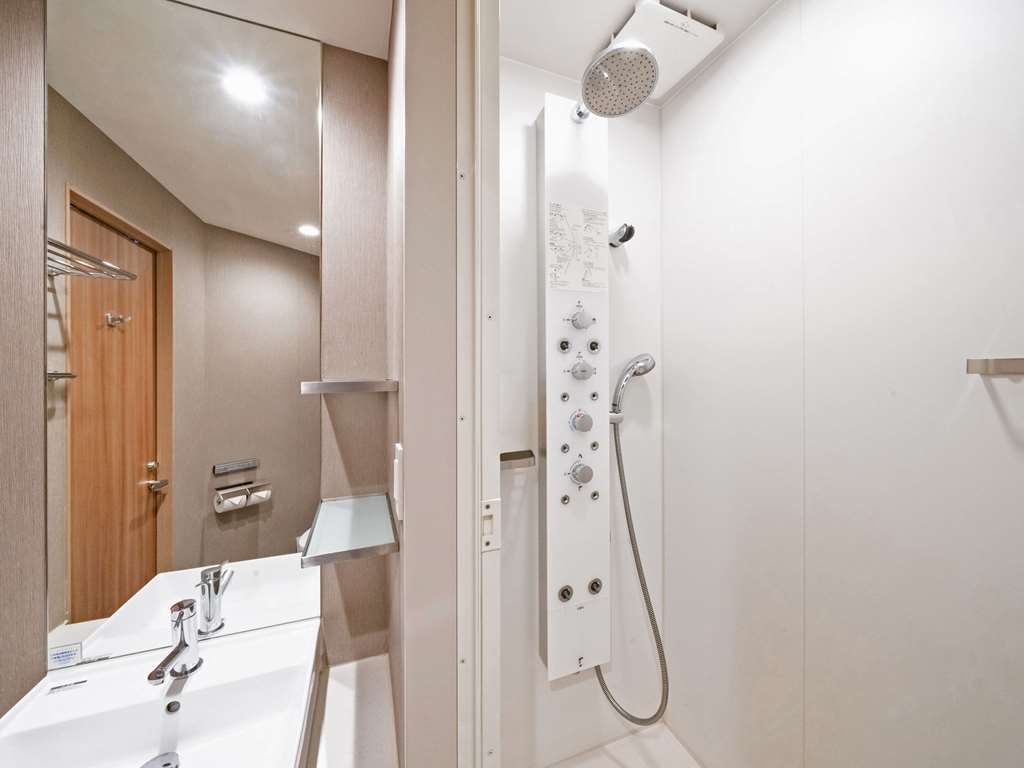 COMFORT INN FUKUOKA TENJIN-guestroom-Guest Room,Bathroom,On-Site.jpg