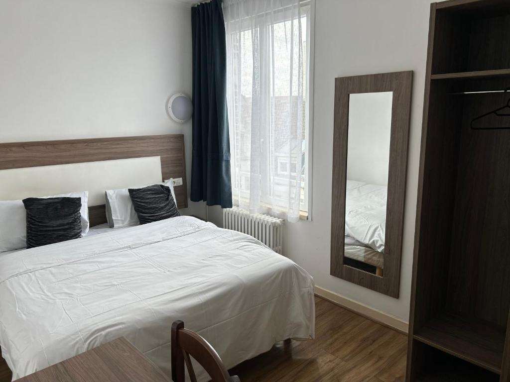 LE CLEMENCEAU-guestroom-Guest Room,On-Site.jpg