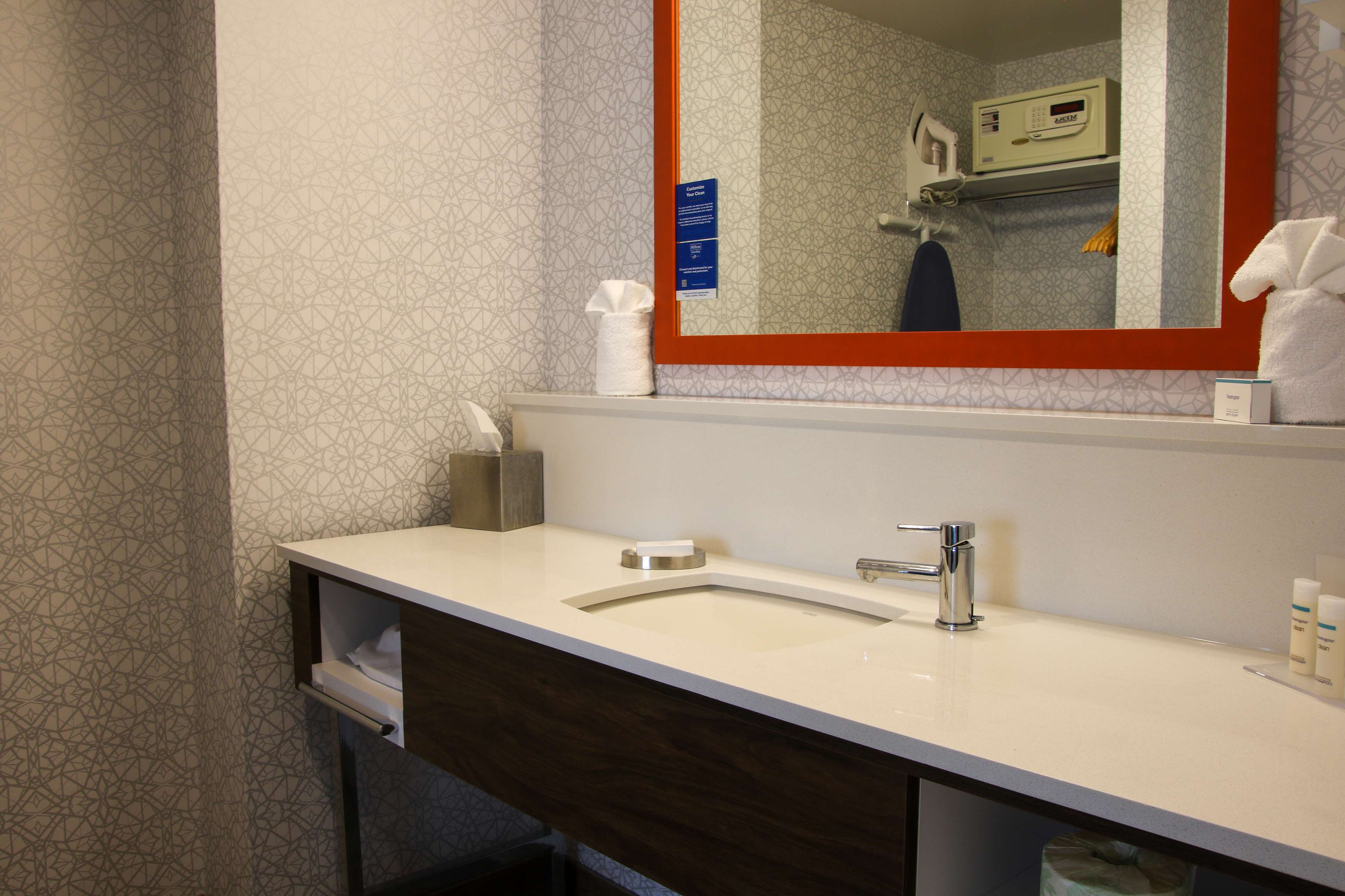 Hampton Inn & Suites Olean, NY Room Type - 1KN STDO MIC FRIDG WTBR NS