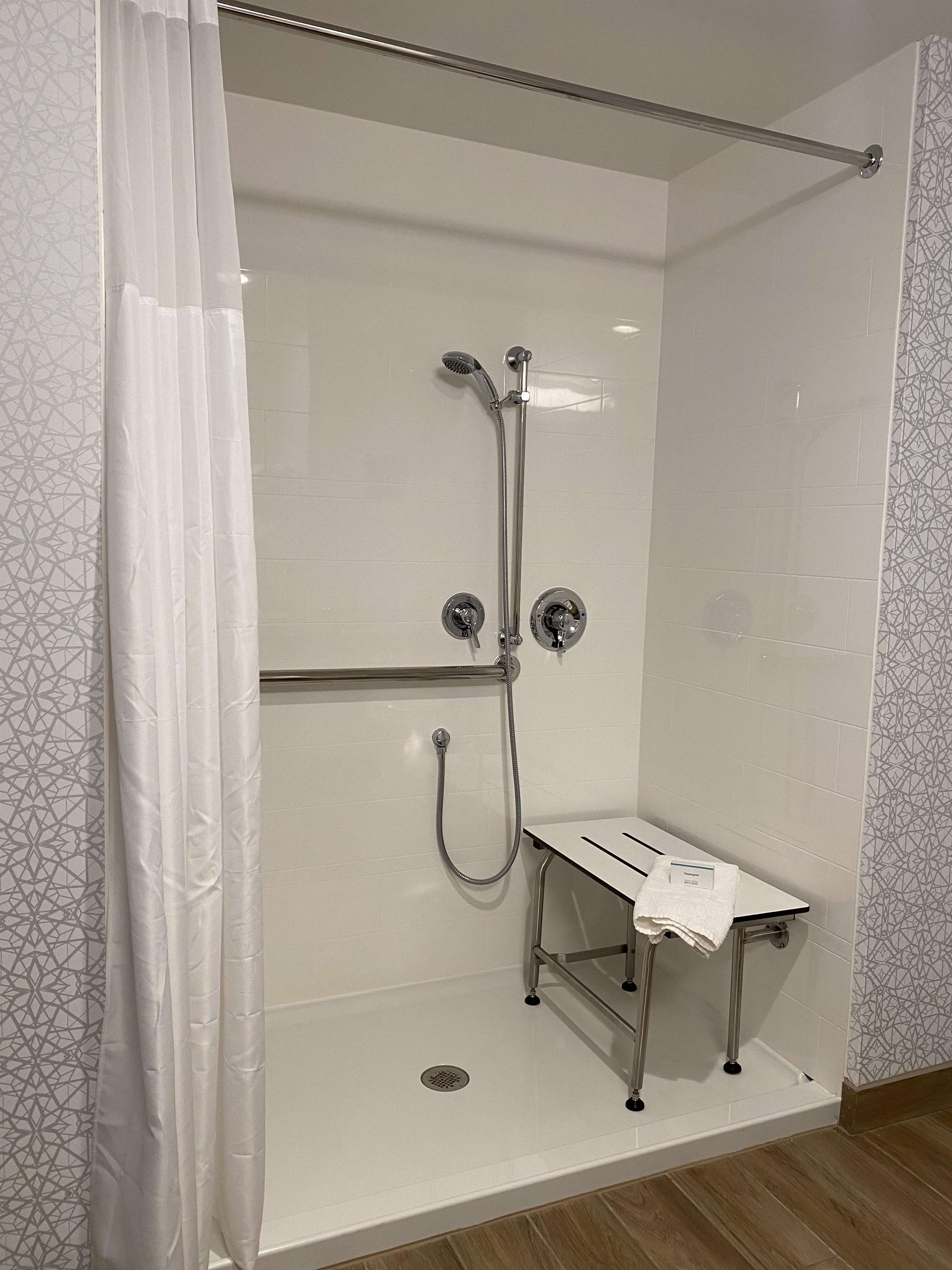 Hampton Inn & Suites Olean, NY Room Type - 1 KNG ACC 3X3 SHOWER NS